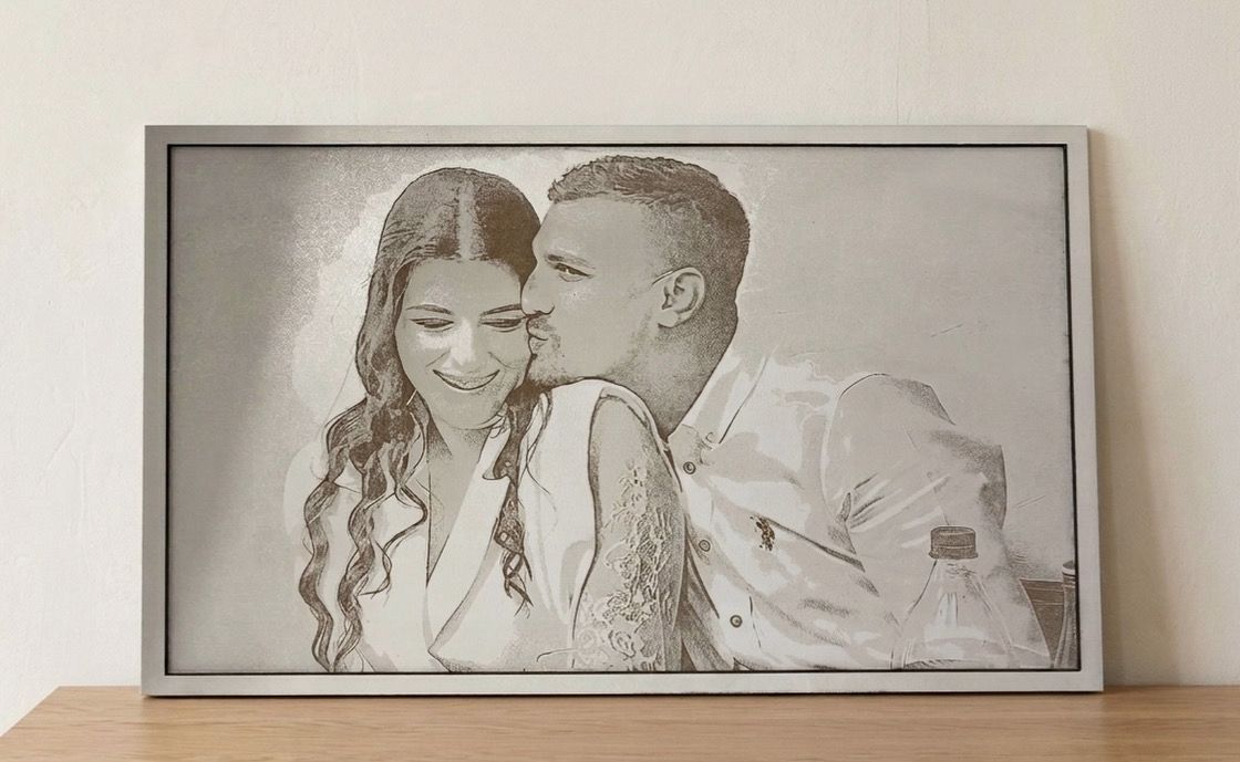 Personalizirana gravirana fotografija na drvetu kao poklon za Valentinovo