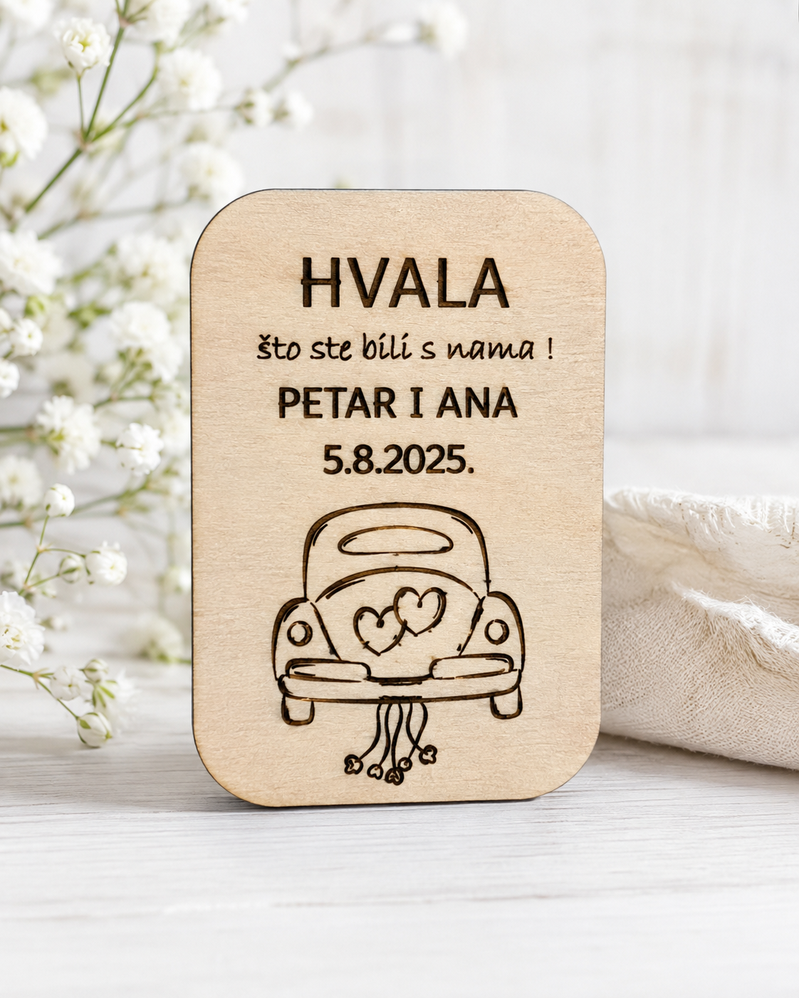 Personalizirana drvena zahvalnica za vjenčanje s automobilom mladenaca