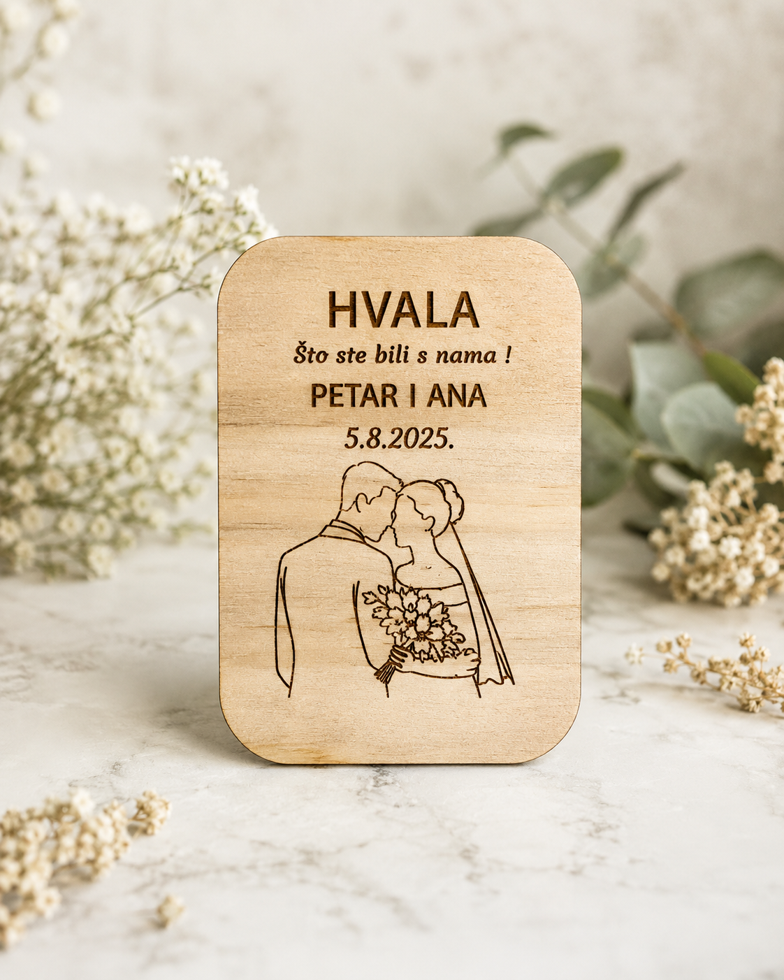 Personalizirana drvena zahvalnica za vjenčanje s gravurom mladenaca i buketom