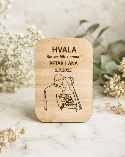 Personalizirana drvena zahvalnica za vjenčanje s gravurom mladenaca i buketom