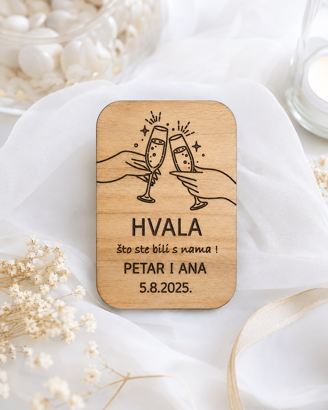 Personalizirana drvena zahvalnica za vjenčanje s motivom nazdravljanja