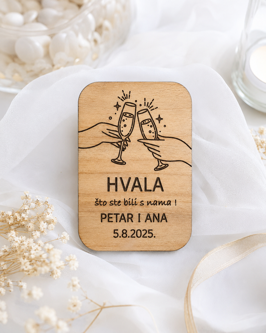 Personalizirana drvena zahvalnica za vjenčanje s motivom nazdravljanja