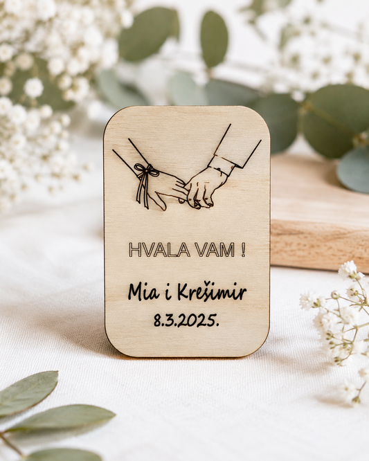 Personalizirana drvena zahvalnica za vjenčanje s motivom držanja za ruke