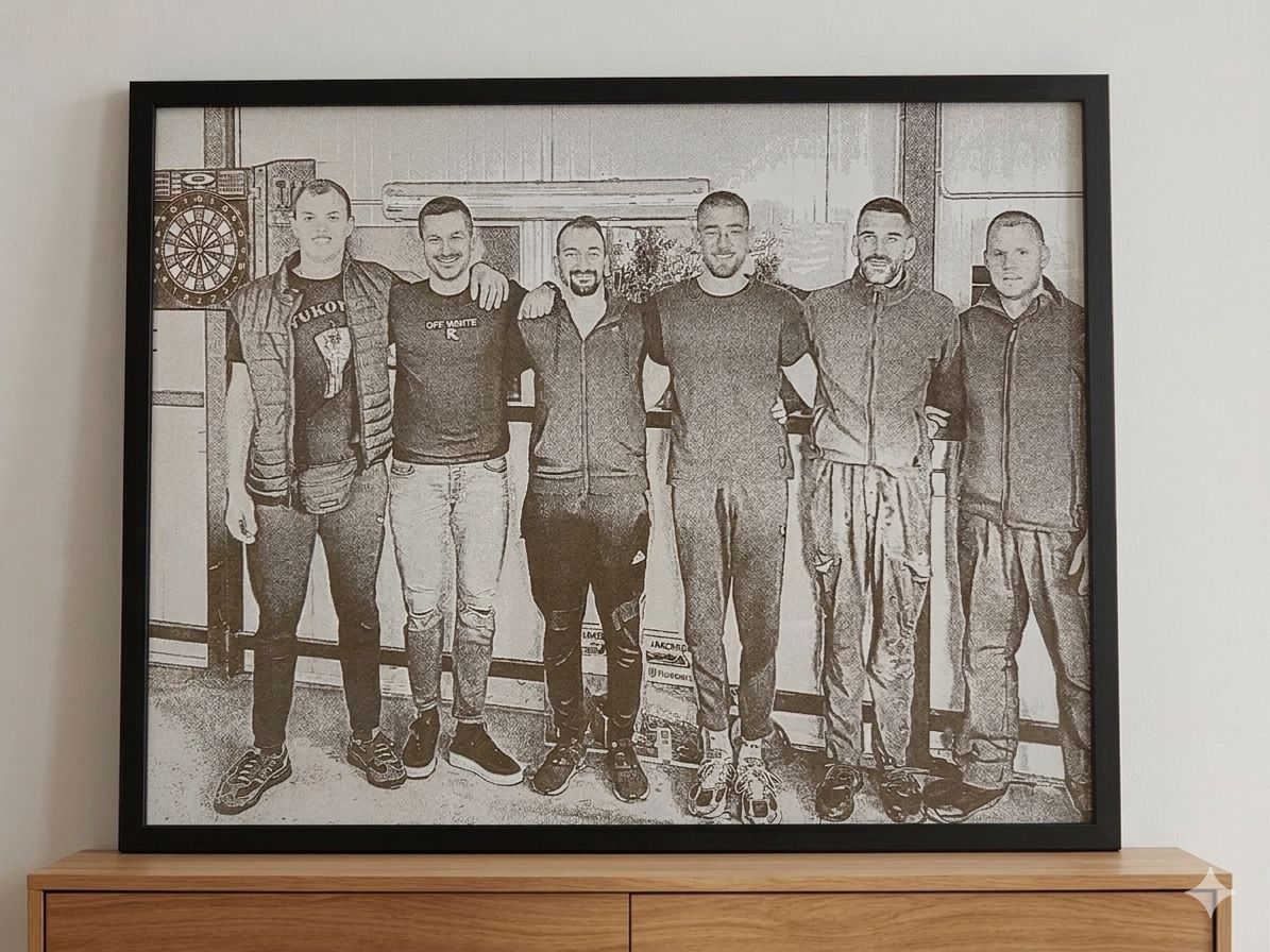 Gravirana grupna fotografija na drvetu u drvenom okviru
