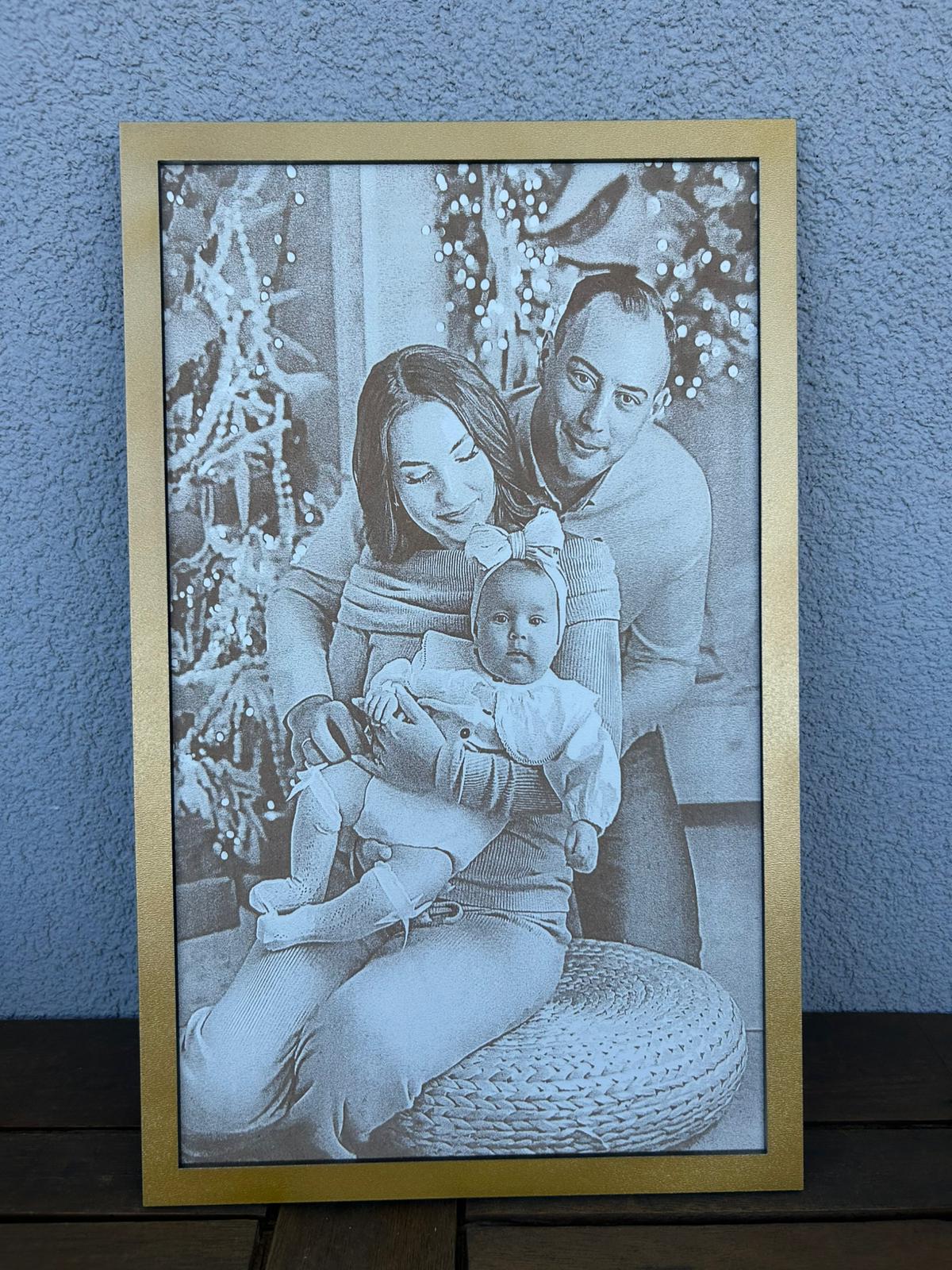 Gravirana obiteljska fotografija na drvetu s roditeljima i djetetom