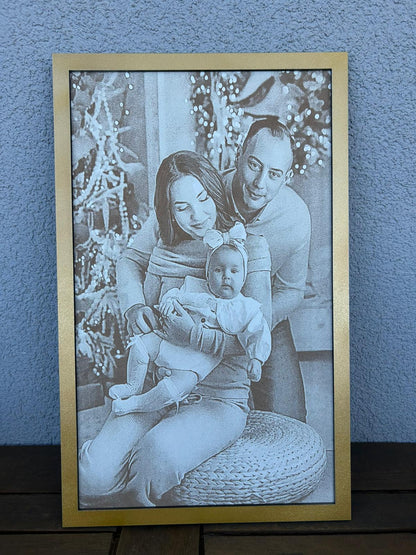 Gravirana obiteljska fotografija na drvetu s roditeljima i djetetom